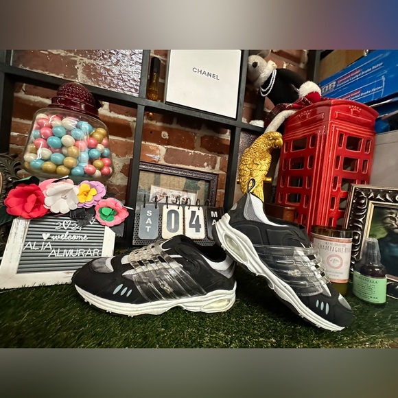 LASER LIGHTS ATHLETIC SHOES - Picture 1 of 6